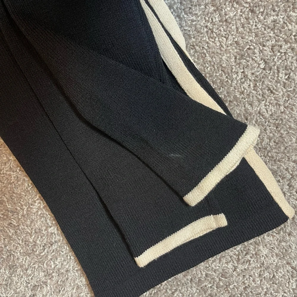 ST. JOHN Collection by Marie Gray | Knit Black Cream Contrast Front Zip